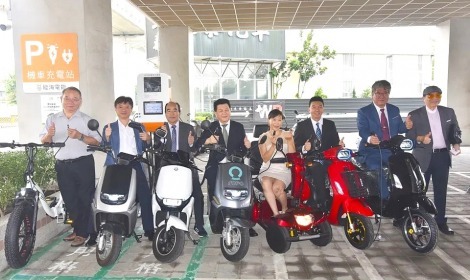 搶攻機車百億充電市場：十三芝團團購及全民事業公司強強合作採購能海機車智能充電樁